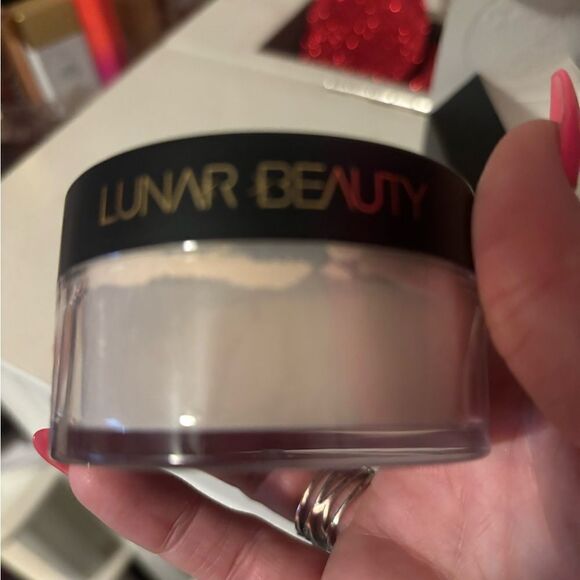 Lunar Beauty Translucent Setting Powder - Picture 3 of 4